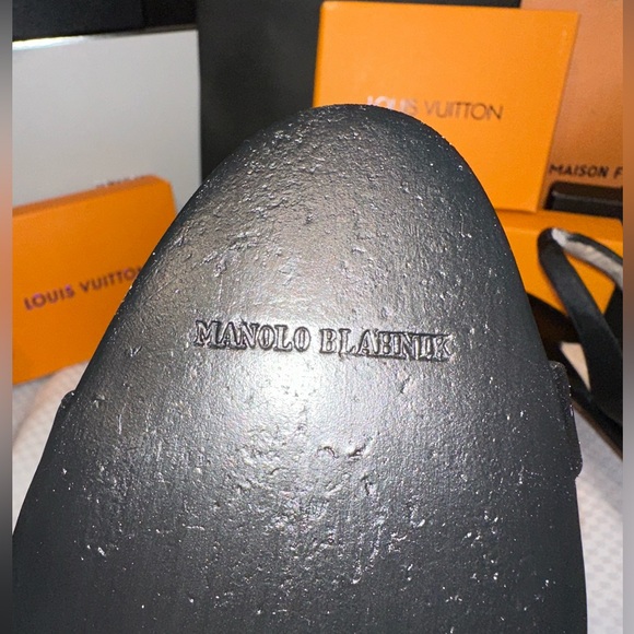 ⭐️FALL SALE⭐️ Manolo Blahnik Black Satin and Leather Heels. size 41 - Picture 10 of 11